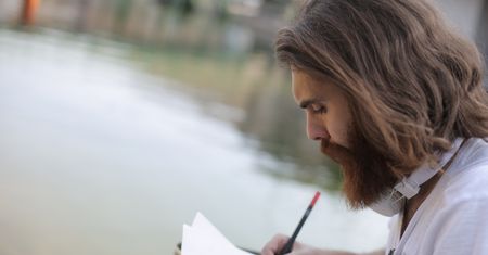 Jak napisać wiersz o miłości? Rady dla początkujących poetów