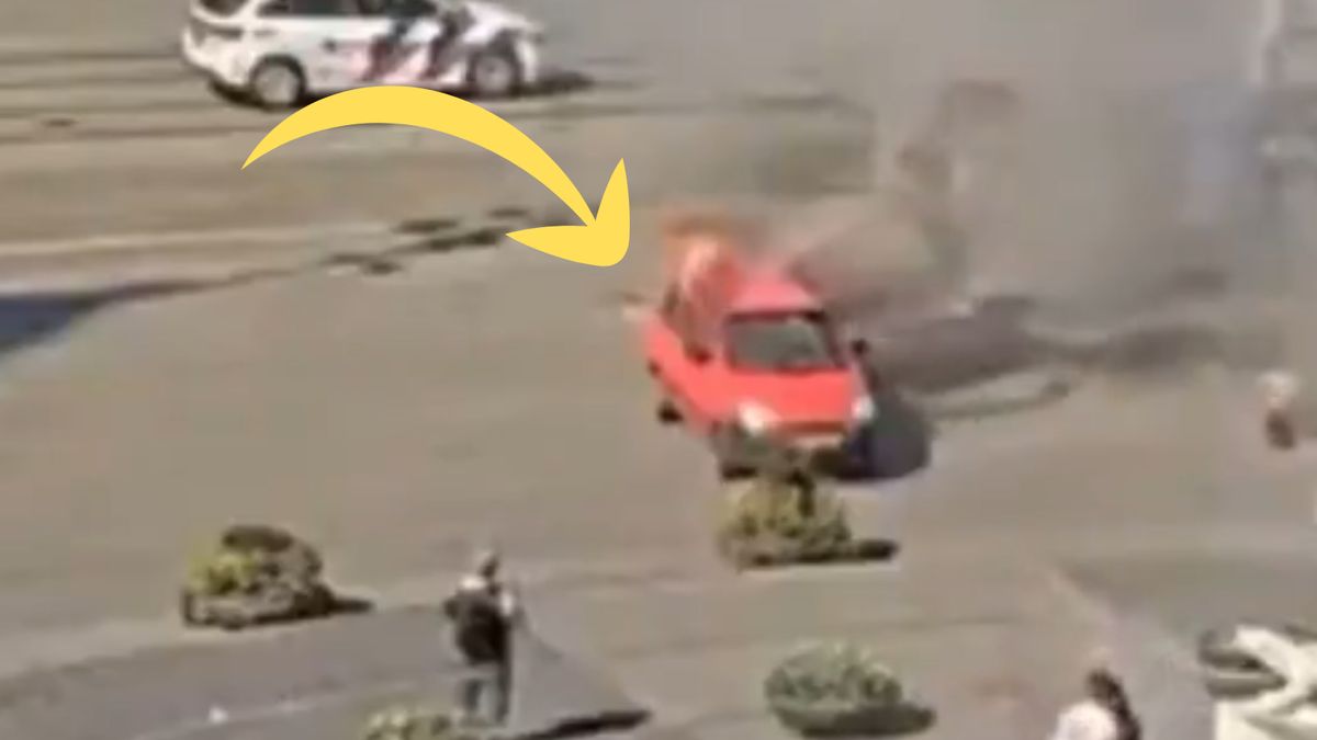  Samochód eksplodował na środku placu 