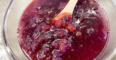 Małe czerwone kuleczki to prawdziwa skarbnica zdrowia. Robię z nich aromatyczny sos do mięsa