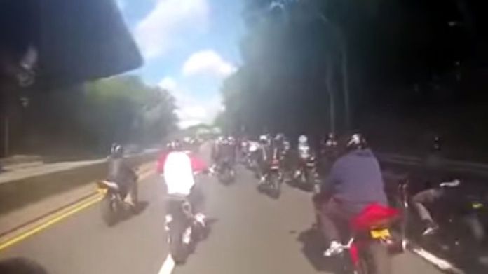 Banda motocyklistów goni kierowcę Range Rovera 1