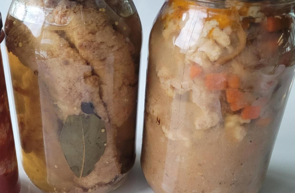 Usmażone kawałki karpia zalej tą mieszanką i zakręć słoiki. Wzbudzą większy zachwyt niż na święta