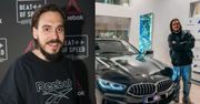 Raper Miuosh, który rok temu dostał 2 MILIONY z Funduszu Wsparcia Kultury, teraz odebrał z salonu... NOWE BMW. Żenada?