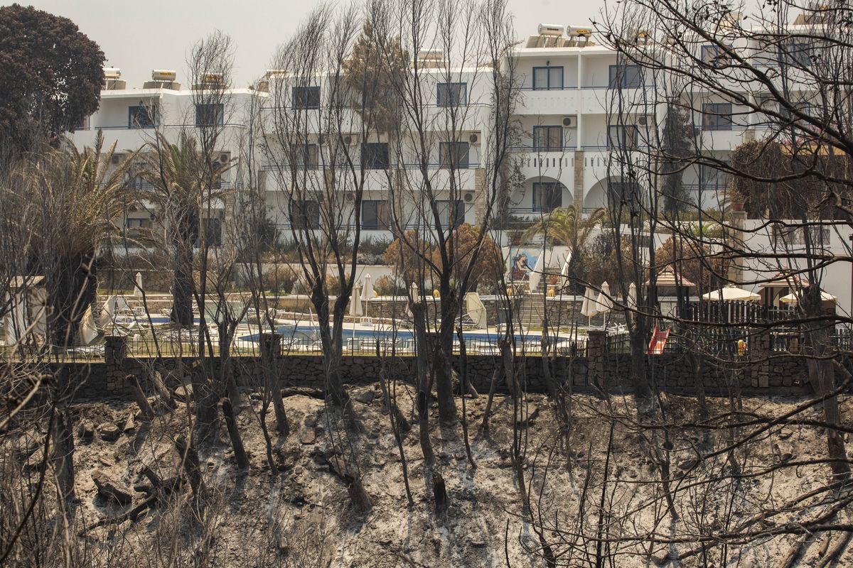 Pożary w Grecji objęły m.in. wyspę Rodos. Niektóre hotele są cześciowo zniszczone