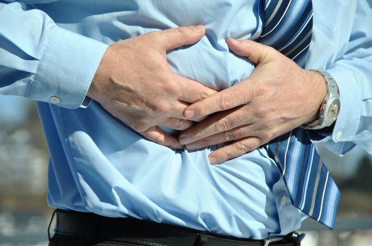 Podstawowym objawem zapalenia wyrostka jest ból brzucha, który początkowo występuje w okolicy pępka.