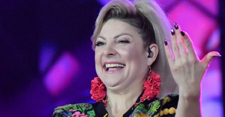 Wskoczyła w najmodniejsze spodnie. Jeansy na dobre odeszły do lamusa?