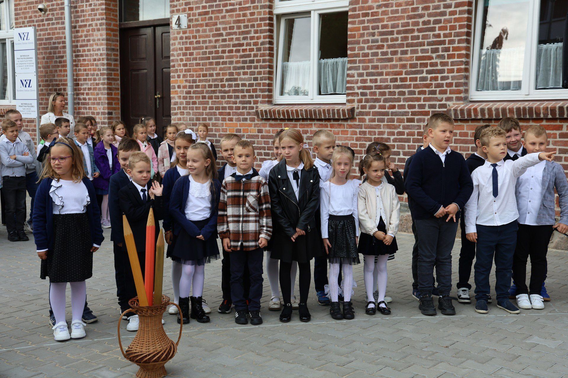 Zabytkowa szkoła w Granowie odzyskała blask. Podczas symbolicznego otwarcia odbyło się pasowanie pierwszoklasistów