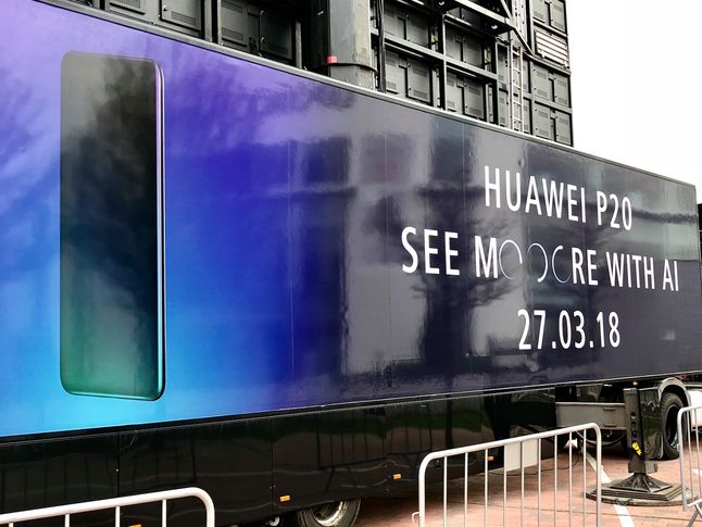 Takimi plakatami oklejony był teren targów MWC 2018