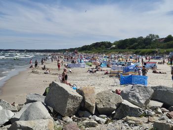 W Ustce wietrznie, ale słonecznie. Plażowiczów nie brakuje