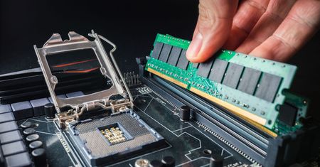 Pamięci DDR4 RAM to nadal dobra propozycja. Co wybrać do taniego komputera?