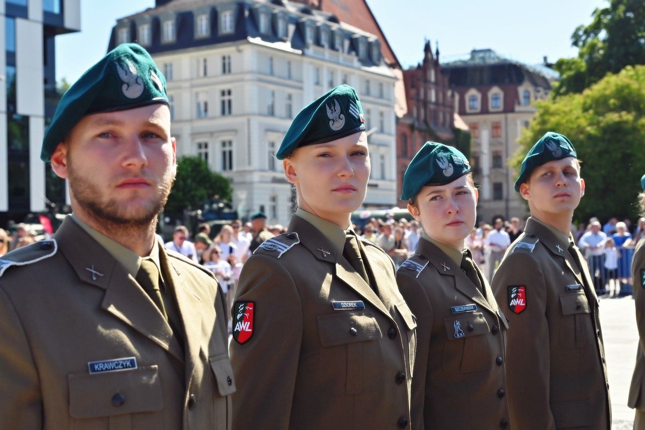 Promocja oficerów AWL we Wrocławiu. Ponad 300 nowych żołnierzy na pl. Wolności