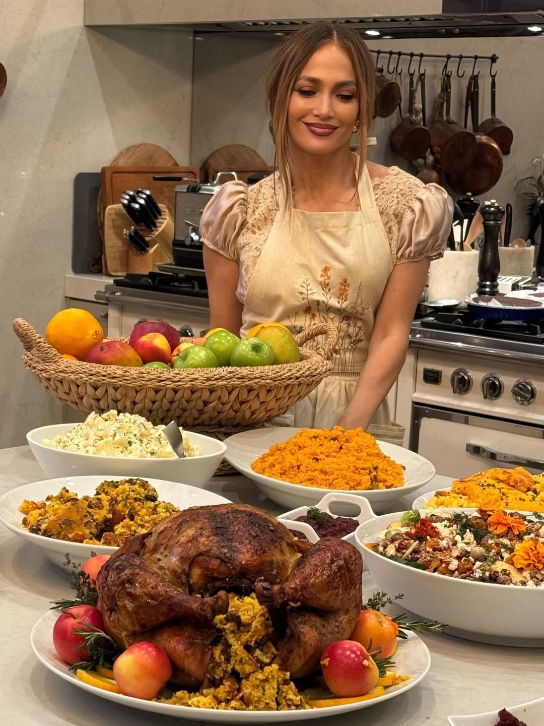 Gospodarna Jennifer Lopez rozdaje uśmiechy nad dorodnym indorem 