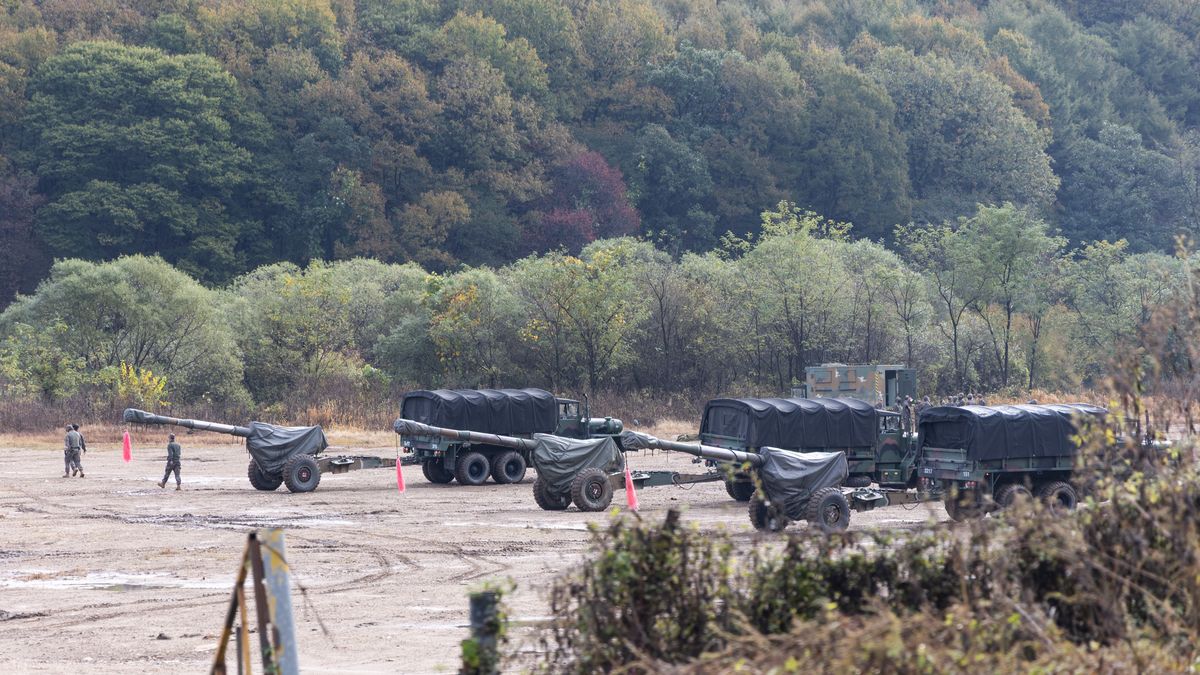 Południowokoreańskie haubice samobieżne podczas ćwiczeń wojskowych w Paju, niedaleko granicy z Koreą Północną