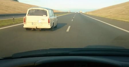 Trabant wyprzedza Civica jadącego 180 km/h