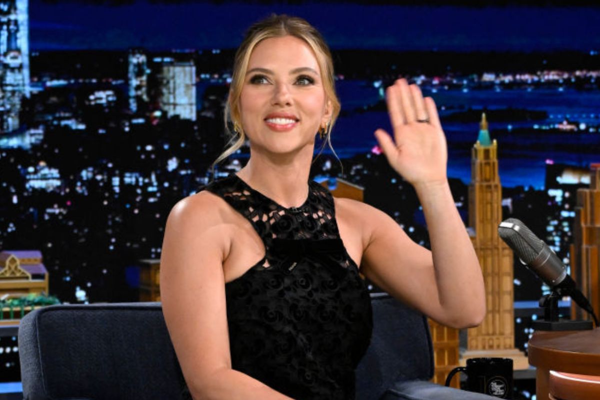 Scarlett Johansson stuns in elegant black mini dress on "The Tonight Show"