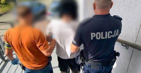 19-latek rzucił się z nożem na kobietę. Przechodziła przez ulicę