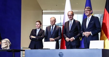 "To mnie zasmuca". Zapytali Merza o sondaż wśród Polaków