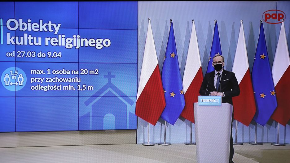 Warszawa, 25.03.2021. Koronawirus w Polsce. Minister zdrowia Adam Niedzielski podczas konferencji prasowej w KPRM, 25 bm., transmitowanej w serwisie pap.pl i oglądanej w jednym z mieszkań w Warszawie. Konferencja dot. nowych zasad bezpieczeństwa epidemicznego. (amb) PAP/Paweł Supernak