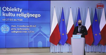 Całkowity lockdown w Polsce. Rząd zamyka sklepy, ale nie kościoły. "Nie ma mowy o dyskryminacji"