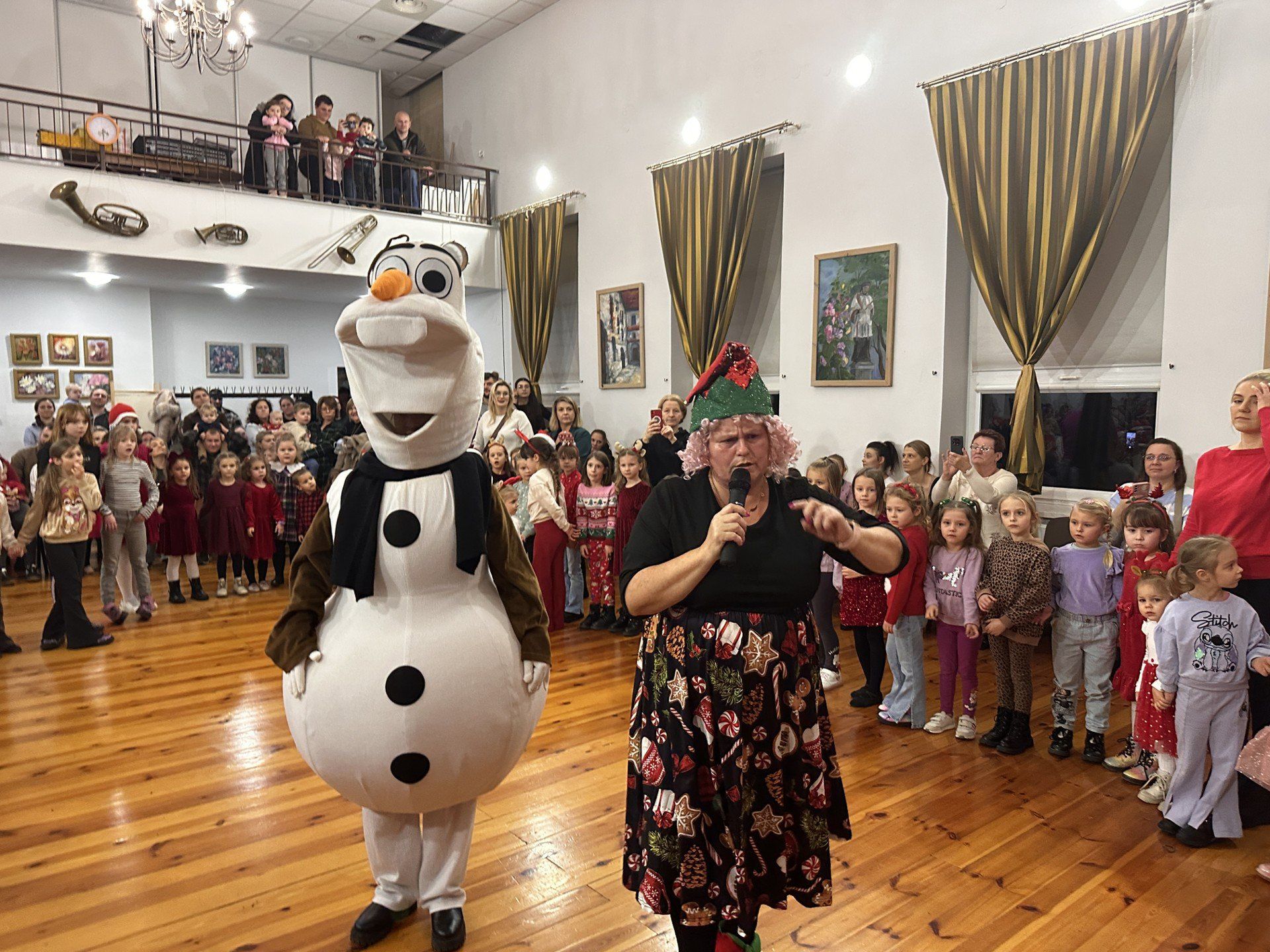 Najmłodsi spotkali ulubione postacie z bajek. Wzięli udział w zabawach i animacjach.