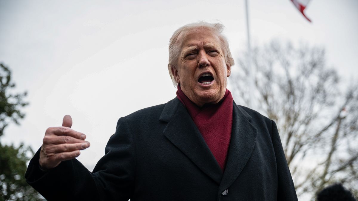 US President Donald Trump speaks to members of the media on the South Lawn of the White House before boarding Marine One in Washington, DC, USA, 22 November 2025. EPA/GRAEME SLOAN / POOL Dostawca: PAP/EPA.