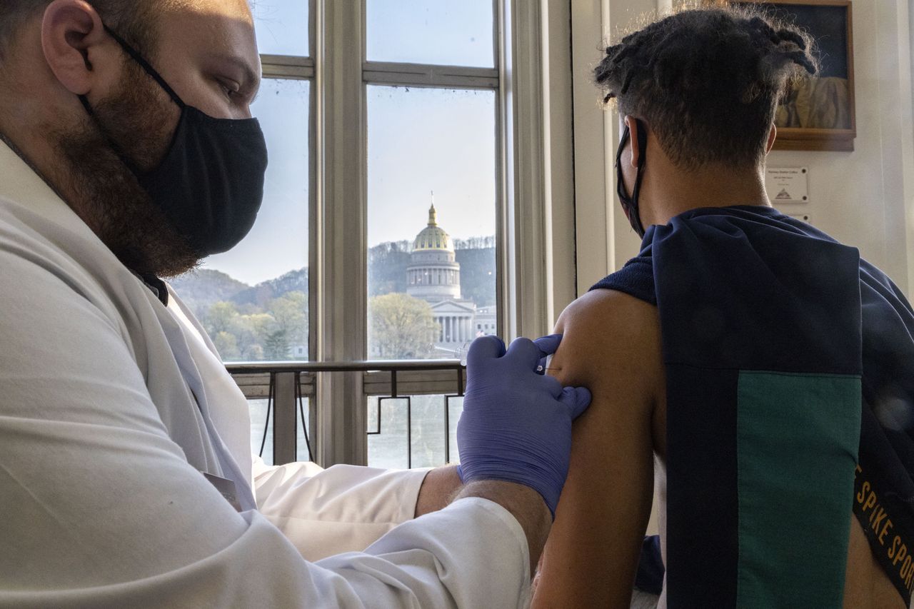 COVID-19. Główny amerykański epidemiolog wskazuje powód, dla którego młodzi powinni się szczepić