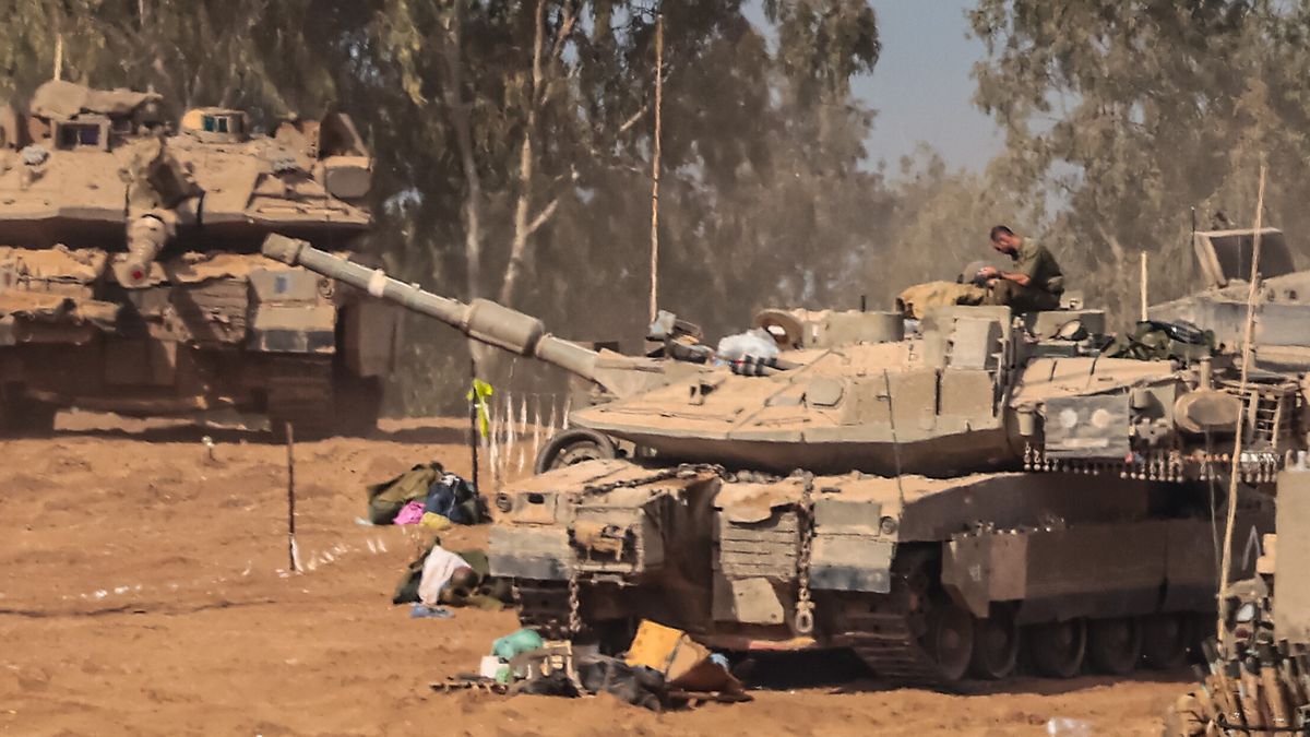 Israeli soldiers gathered for the scenario of ground maneuvers at an undisclosed location near the border with Gaza, in Israel, 24 October 2023. More than 5,000 Palestinians and over 1,400 Israelis have been killed, according to the Israel Defense Forces (IDF) and the Palestinian health authority, since Hamas militants launched an attack against Israel from the Gaza Strip on 07 October. EPA/HANNIBAL HANSCHKE Dostawca: PAP/EPA.