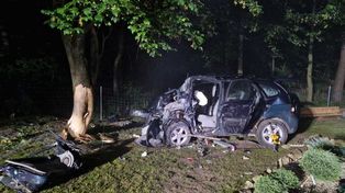 Pijana 22-latka bez prawka wjechała autem w drzewo. Trzy osoby trafiły do szpitala