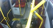 Policjant uratował życie mężczyzny. Nagranie reanimacji w autobusie miejskim w Warszawie