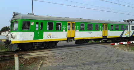 Zielonka. Atak nożownika w pociągu. Ranny mundurowy