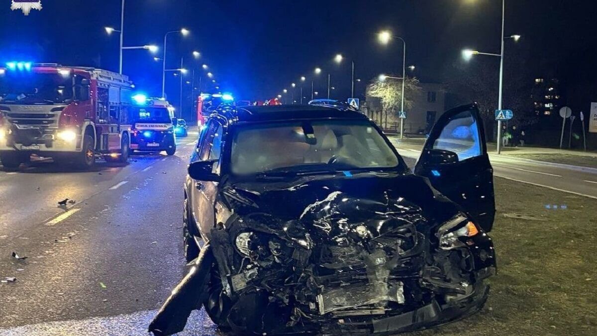 Rozbite BMW na skrzyżowaniu w Zamośćiu