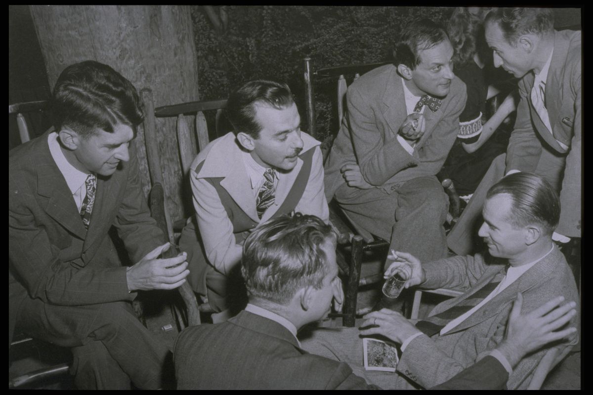 Nieformalne spotkanie osób pracujących przy tajnym Projekcie Manhattan. Wśród nich Stanisław Ulam (rozmawia z pochylonym do niego mężczyzną).