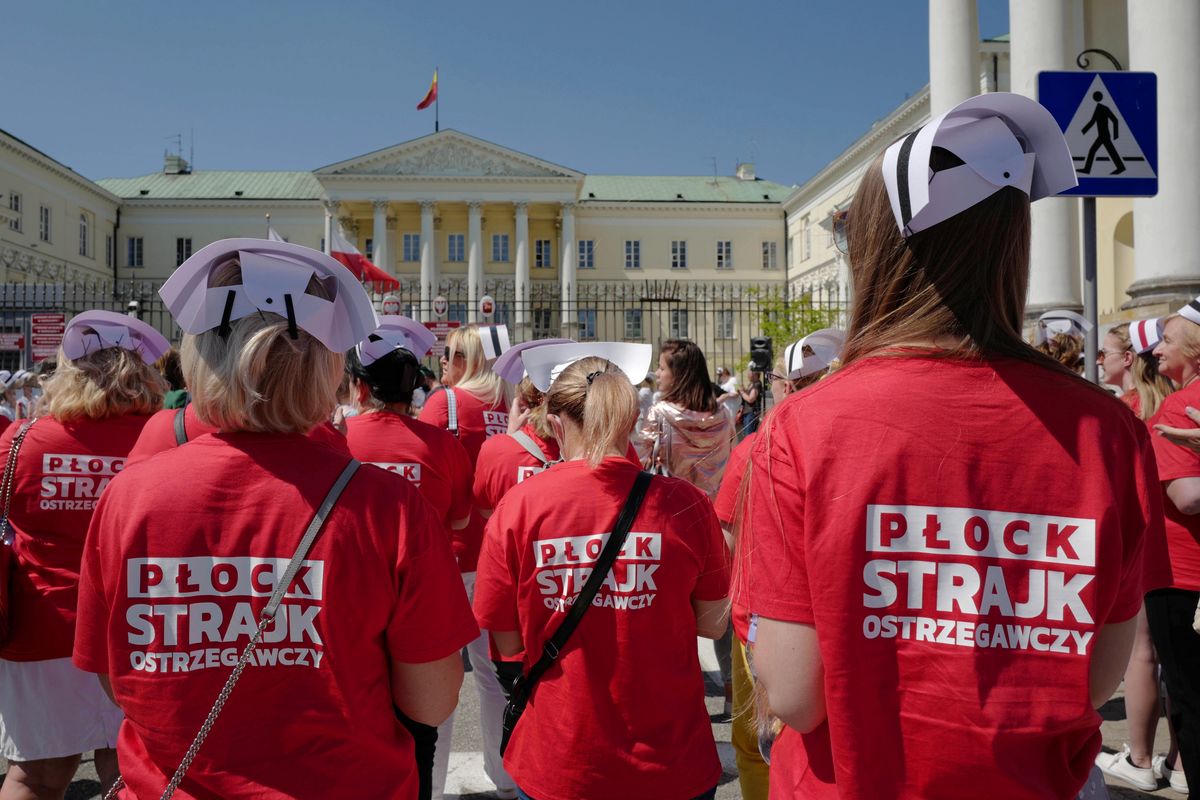 Manifestacja pielęgniarek i położnych na pl. Bankowym w Warszawie