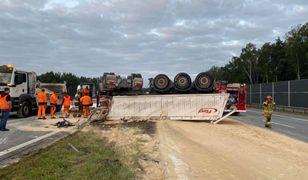 Wypadek na A1. Dachował TIR. Tony piasku na autostradzie, gigantyczne utrudnienia
