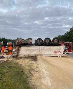 Wypadek na A1. Dachował TIR. Tony piasku na autostradzie, gigantyczne utrudnienia