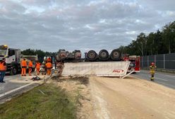 Wypadek na A1. Dachował TIR. Tony piasku na autostradzie, gigantyczne utrudnienia