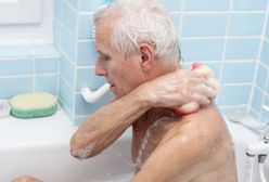 Wczesny objaw alzheimera. Zwróć uwagę podczas kąpieli