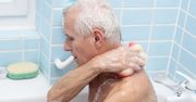 Wczesny objaw alzheimera. Zwróć uwagę podczas kąpieli