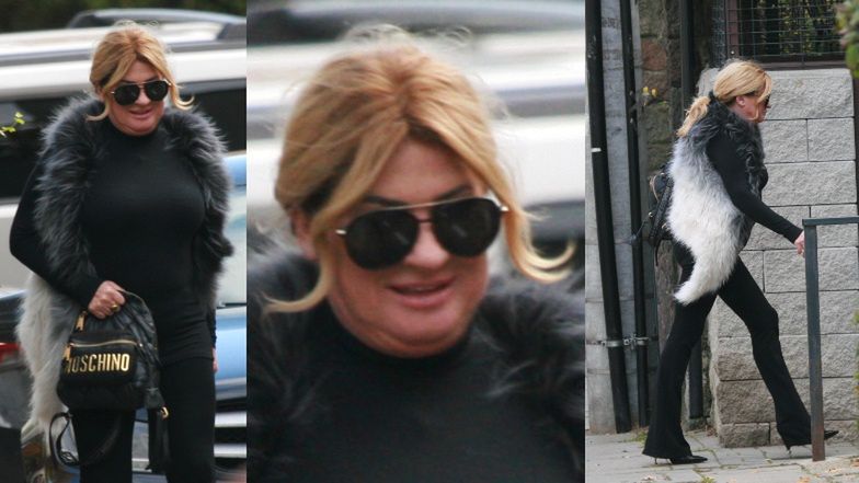 Rozpromieniona Beata Kozidrak truchta wraz z koleżanką do Studia Urody