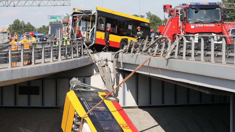 Wypadek autobusu na S8. W czwartek autobus wjechał w barierki i z pasażerami spadł na nasyp autostrady