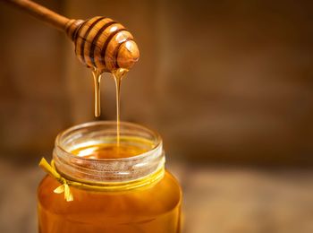 Miód, suszone owoce i karmel – początki słodkości w Polsce