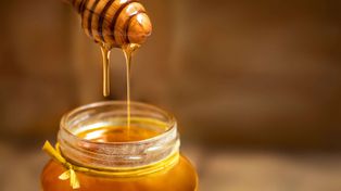 Miód, suszone owoce i karmel – początki słodkości w Polsce