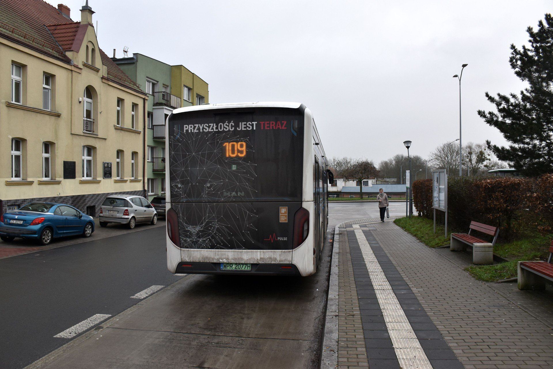 W grudniu 2021 roku na ulicach Polic był testowany elektrobus. To produkowany seryjnie od października 2020 w fabryce MAN Bus w Starachowicach autobus miejski man Lion&#39; s City E z napędem elektrycznym. W przyszłym roku SPPK chce ogłosić przetarg na zakup pięciu autobusów elektrycznych