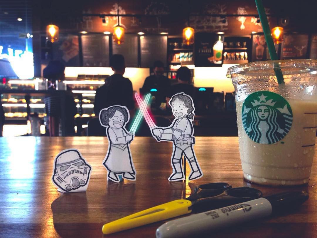 Doodledeux – zamiast robić kolejne selfie, pokazują swoją podróż przez papierowe postaci