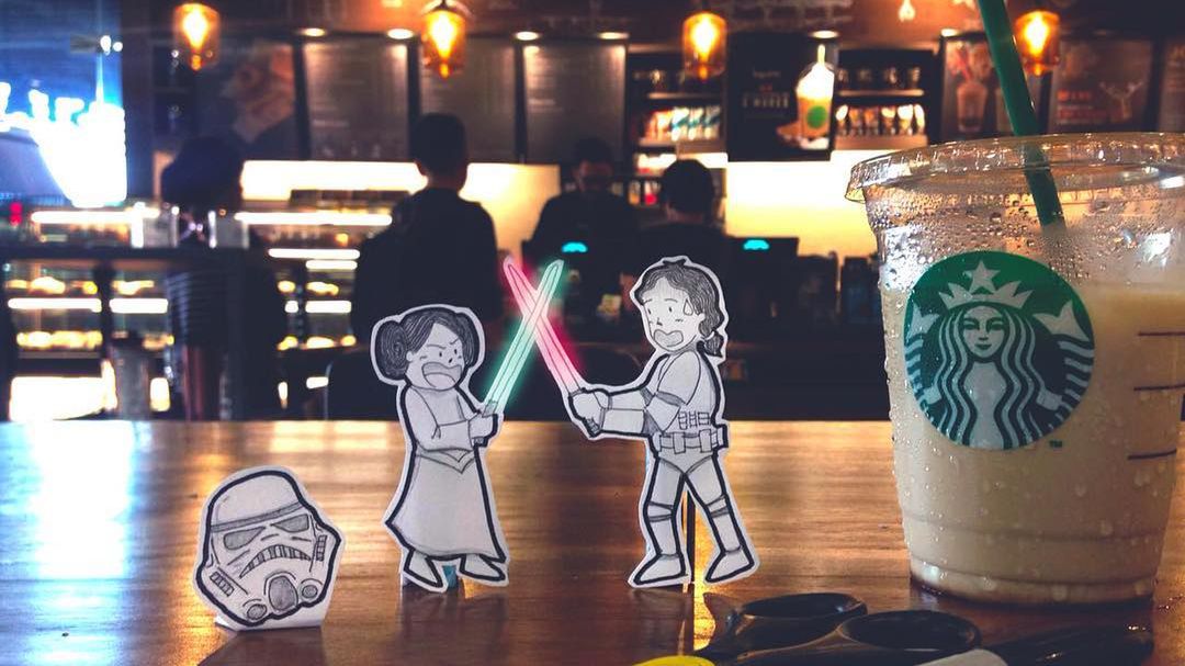 Doodledeux – zamiast robić kolejne selfie, pokazują swoją podróż przez papierowe postaci 1