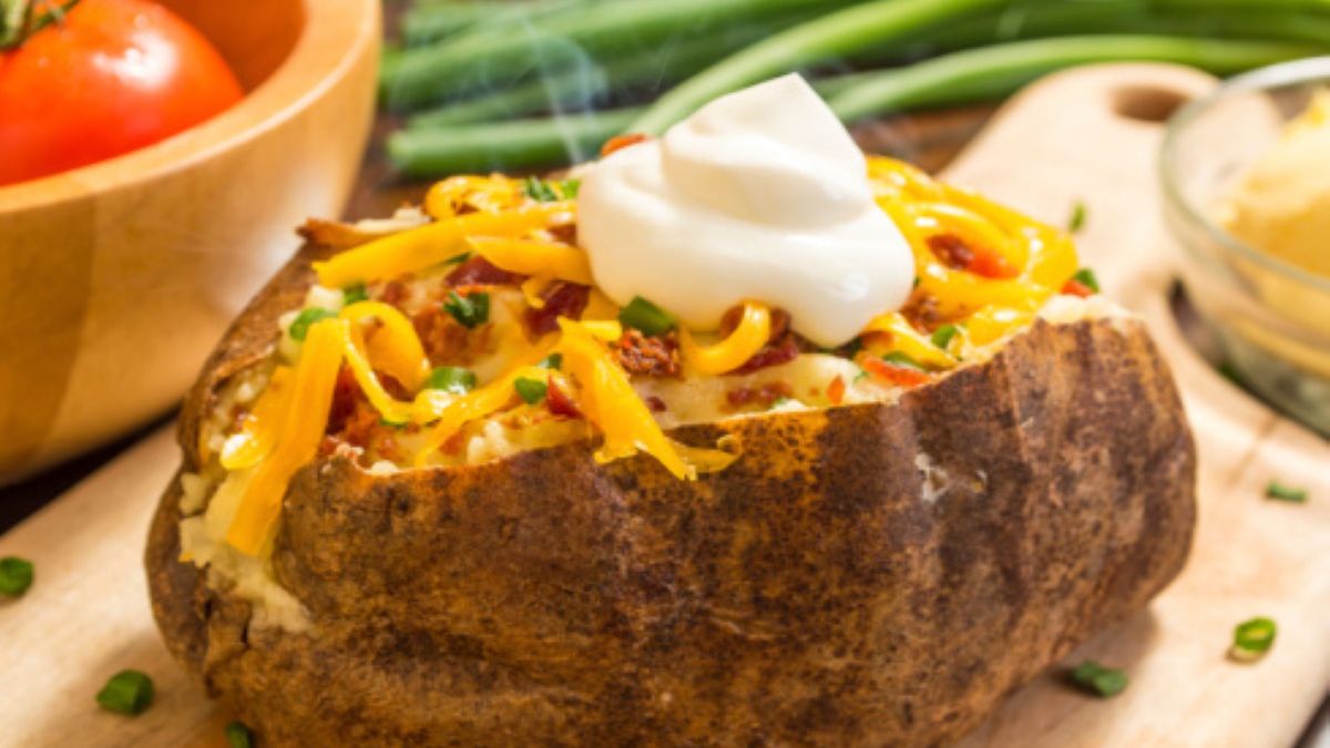 Pieczone ziemniaki najlepiej smakują na gorąco 