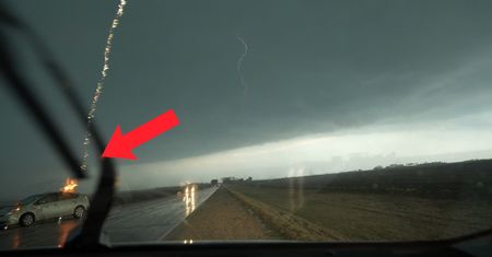 Uderzenie pioruna w samochód. Co grozi kierowcy?
