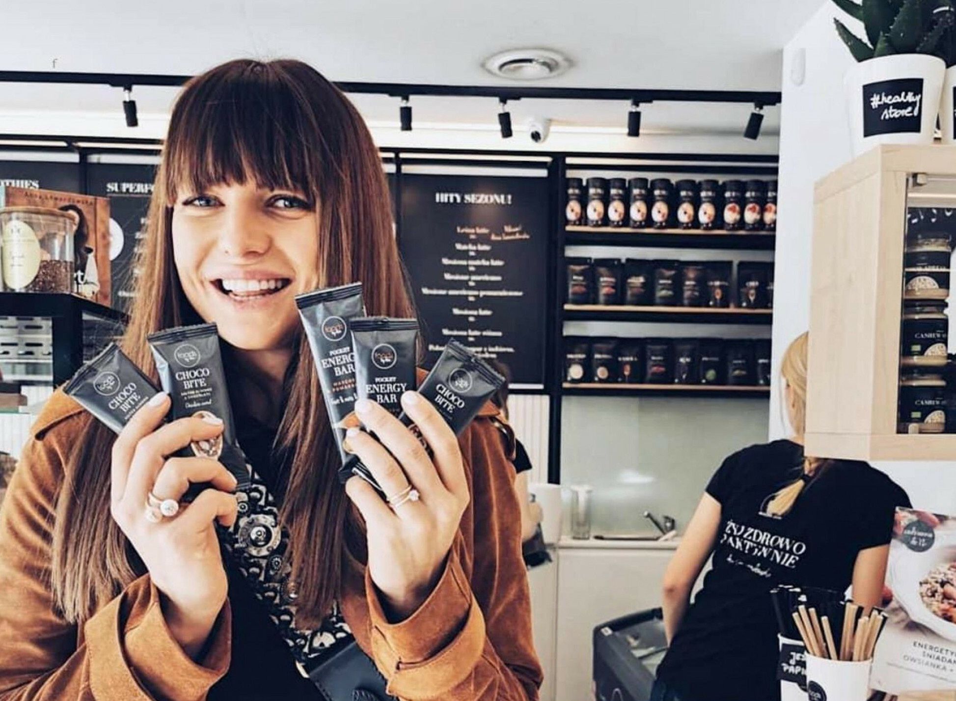 Znani w social mediach 16Anna Lewandowska (annalewandowskahpba / 28.10.2019): Welcome Warsaw My healthy bars @foods_by_ann ! SUGAR-FREE, LACTOSE FREE NO Peanuts, NO WHEAT __________________________ Welcome Warsaw Dzisiaj to bdzie pracowity dzie! Zaczynam od sesji zdjeciowej.. Ale przed wpadam do @healthy_store_by_ann po zapasy Zdrowe batoniki! BEZ CUKRU, BEZ LAKTOZY, BEZ ORZESZKW ZIEMNYCH, BEZ PSZENICY Lubicie? www.foodsbyann.com -------------------------------------- #work #Warsaw #healthyteam #annalewandowska #photoshoot #healthystoreByAnn #energybarSupplied by Instagram.com/face to faceface to face