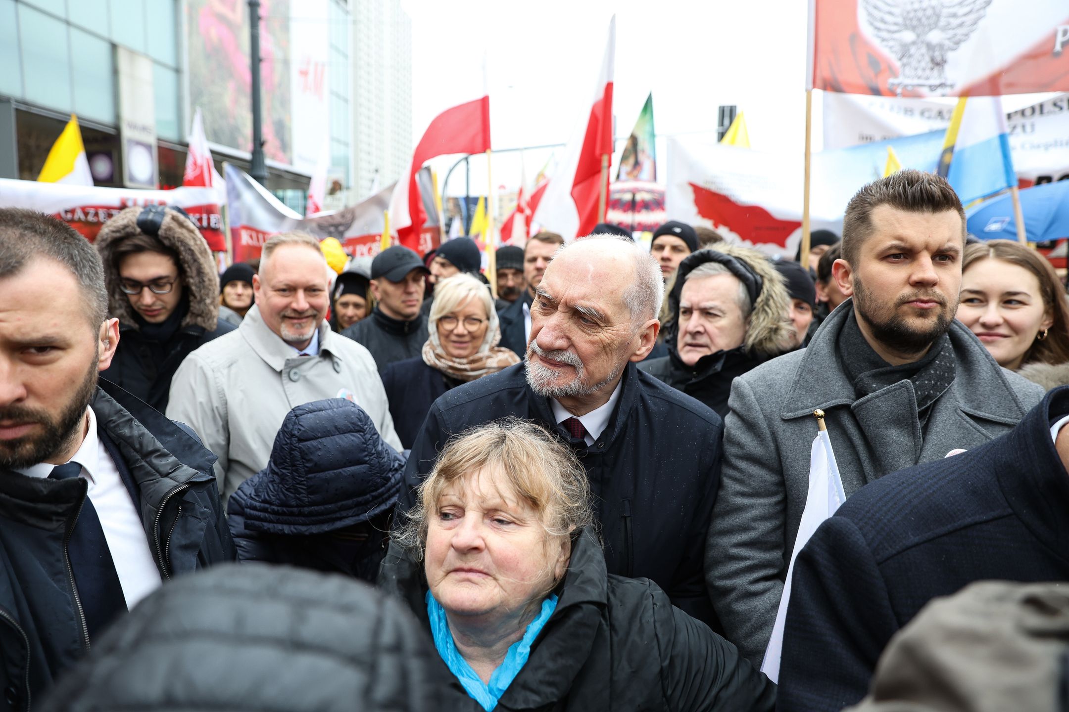 Antoni Macierewicz na marszu papieskim w Warszawie
