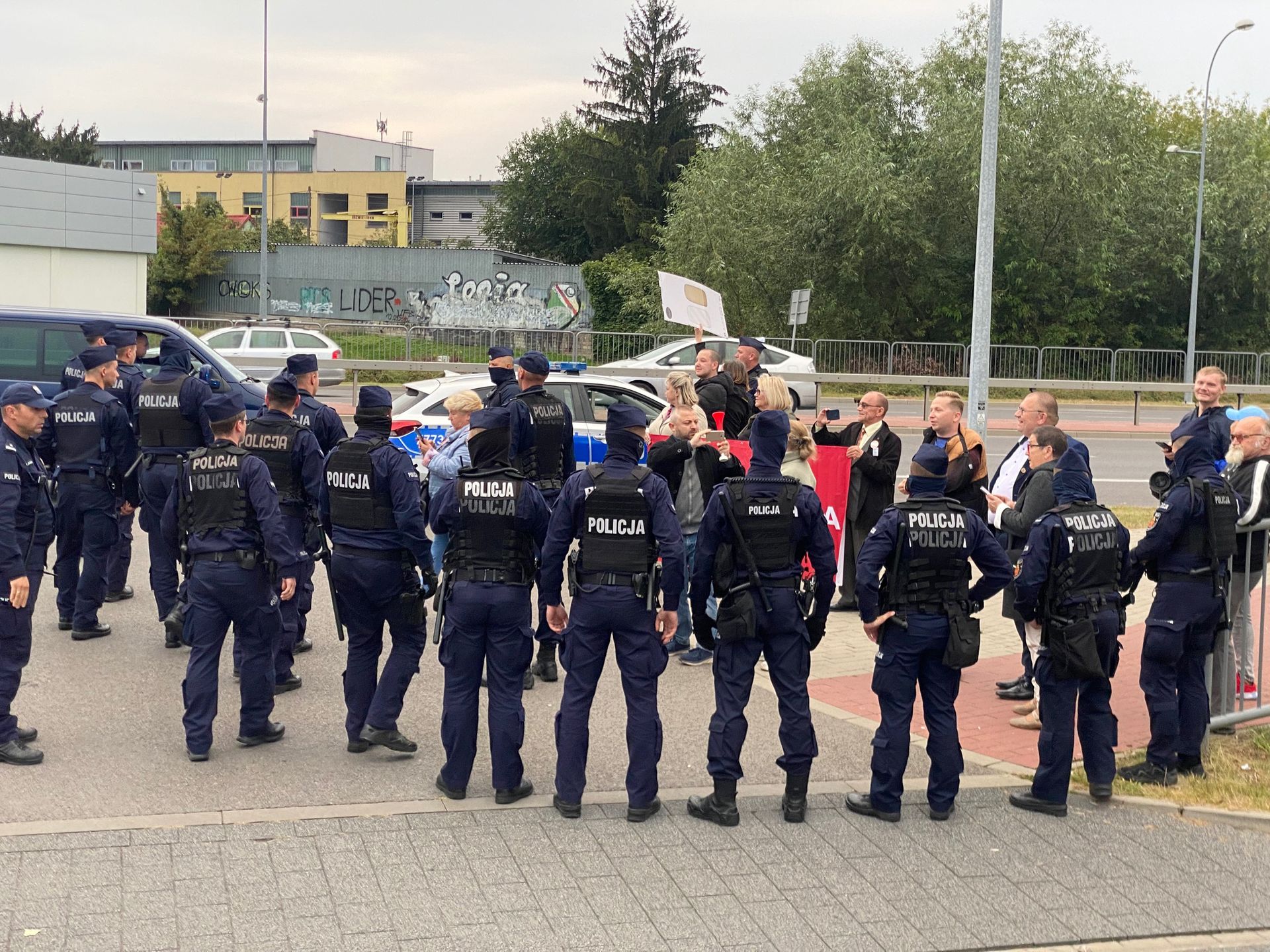 Manifestacja przed spotkaniem z prezesem PiS w Pruszkowie