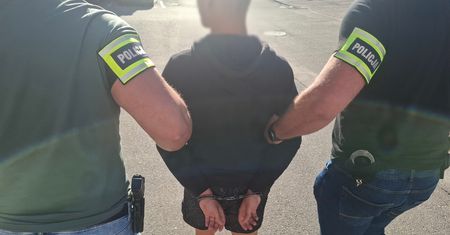 Rozpylili gaz w drogerii i ukradli 30 tys. zł. Jednemu z nich grozi 10 lat więzienia